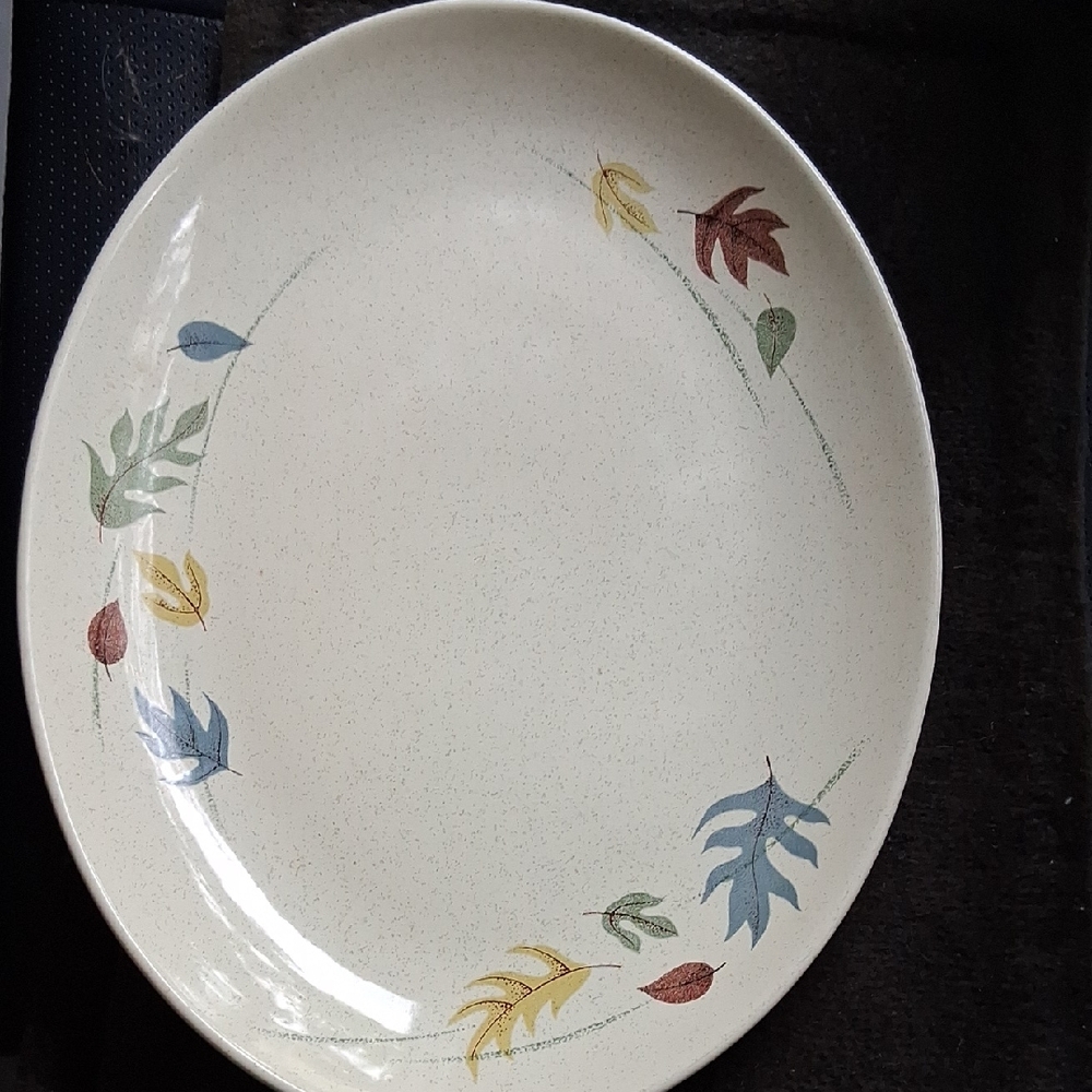 Elegant Cream Dinner Plate with Leaf Design